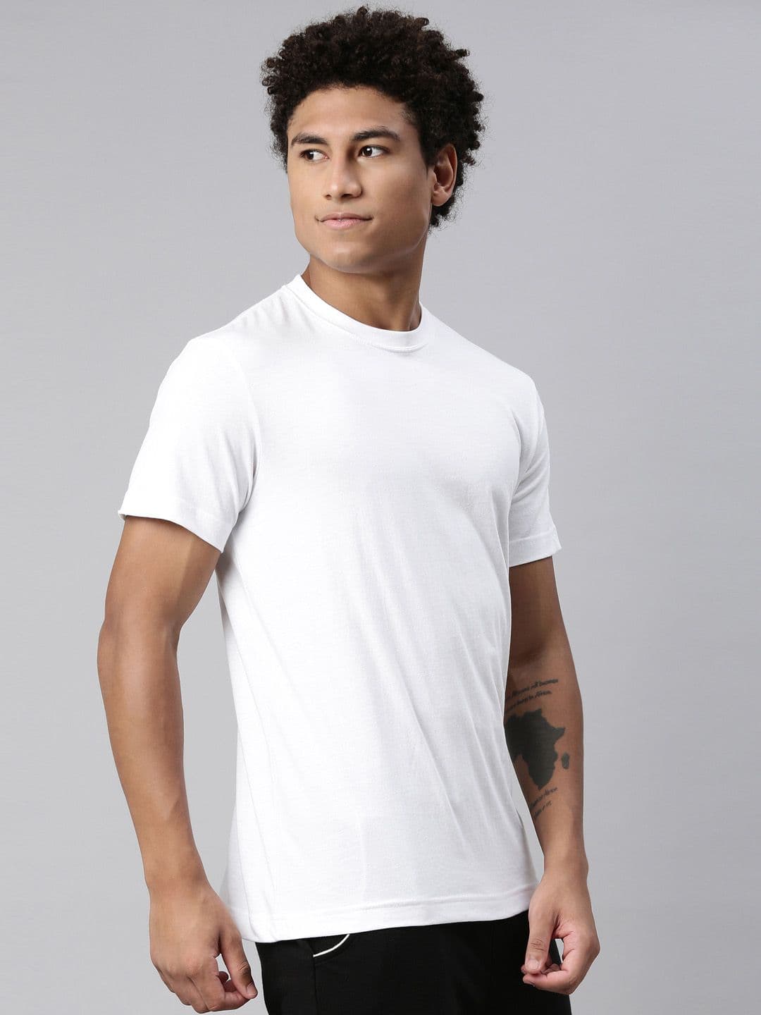 Levis Men Soft Pure Cotton Round Neck Half Sleeve Tshirt — view 4